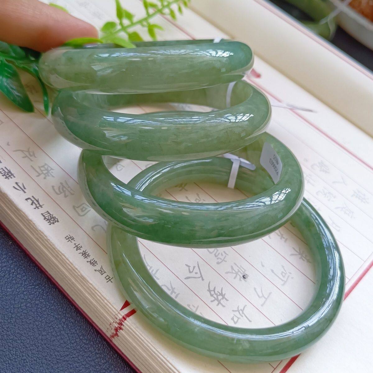 【顺丰包邮】翡翠A货手镯细糯糯冰种水冰润油青色飘花圆条正圈手
