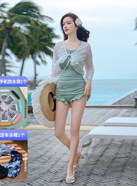 海边度假绿色泳衣女高级感2025新款泡温泉蕾丝薄纱女士绝美游泳衣