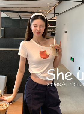 SHE U十三行韩系甜辣风斜肩苹果小衫2026夏季新款修身百搭印花T恤