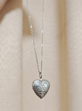 定制照片纪念情侣礼物爱心脚丫花纹心形雕花相盒吊坠项链可打开