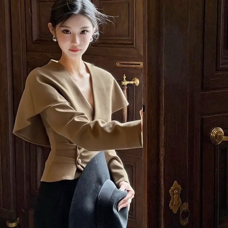外贸撤回假两件卡其色斗篷衬衫女秋减龄洋气高端超好看掐腰上衣