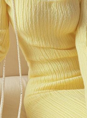 专柜撤回新款奶呼呼气质裙子冬季内搭富家千金修身黄色针织连衣裙