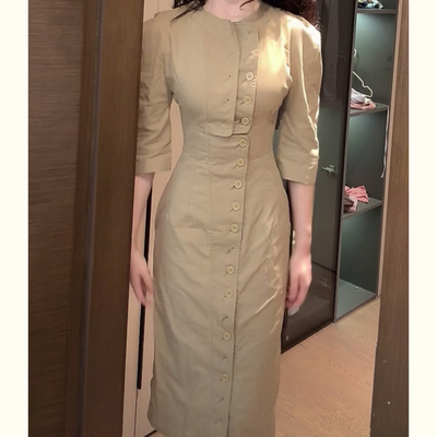 轻奢高级感气质显瘦收腰卡其色连衣裙子女2025秋新款今年流行爆款