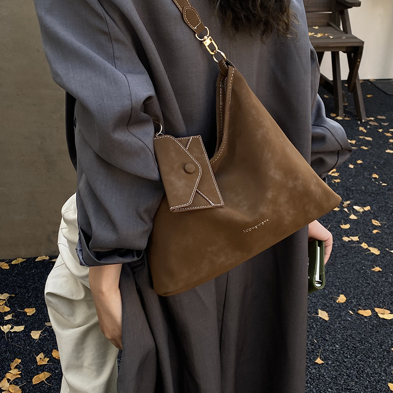 跨境秋冬大容量腋下包包女2025新款简约百搭水桶包时尚单肩斜挎包