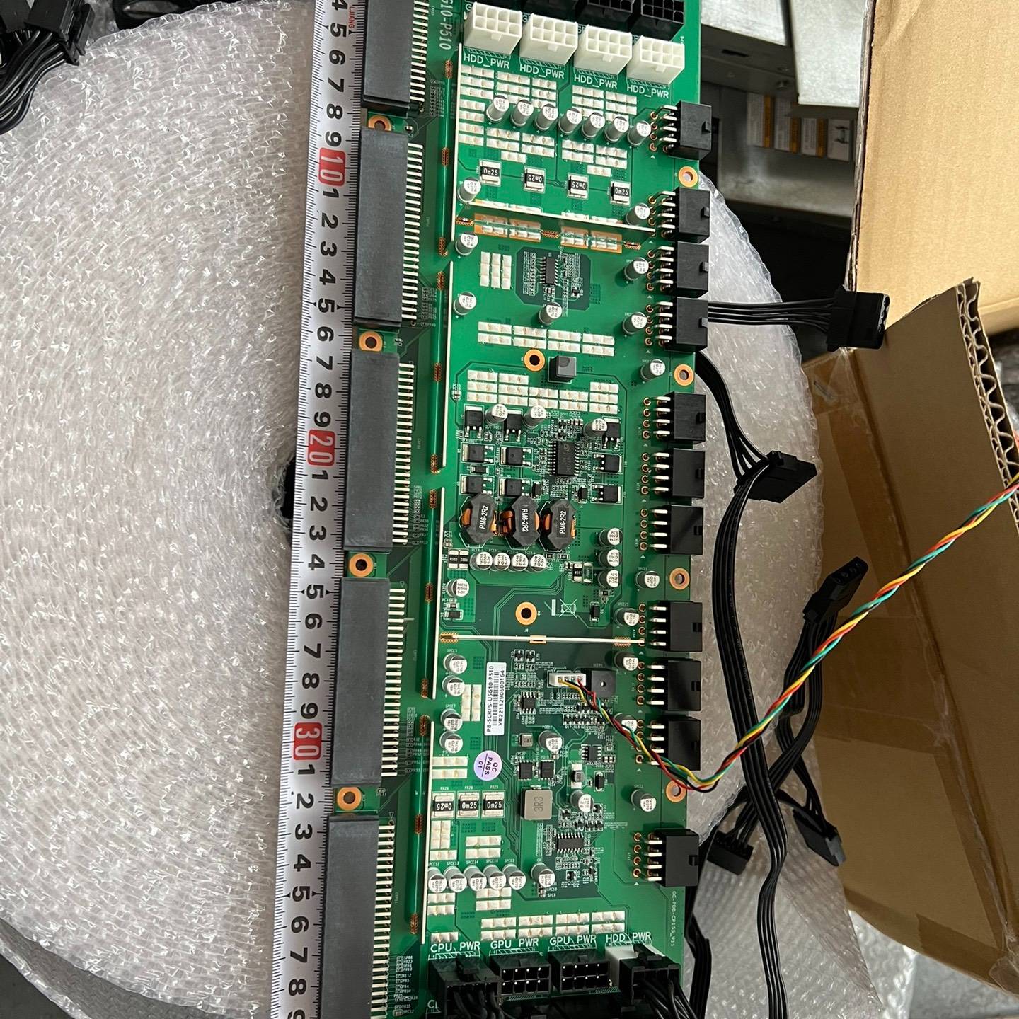 议价带4条GPU供电 24p×1---双8p CPU供电