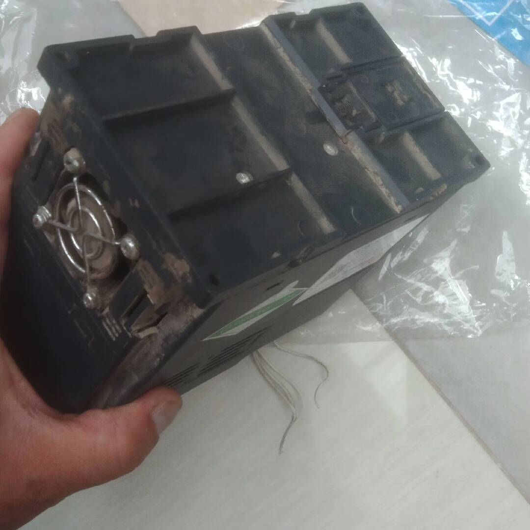 议价日业变频器CM518-A3S1R5GB.220V如图设备上拆