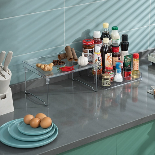 Комбинированный стол на кухне представляет собой приправные бутылочные мусоры, хранилище многофункциональные прозрачные канцелярские канцелярские товары.