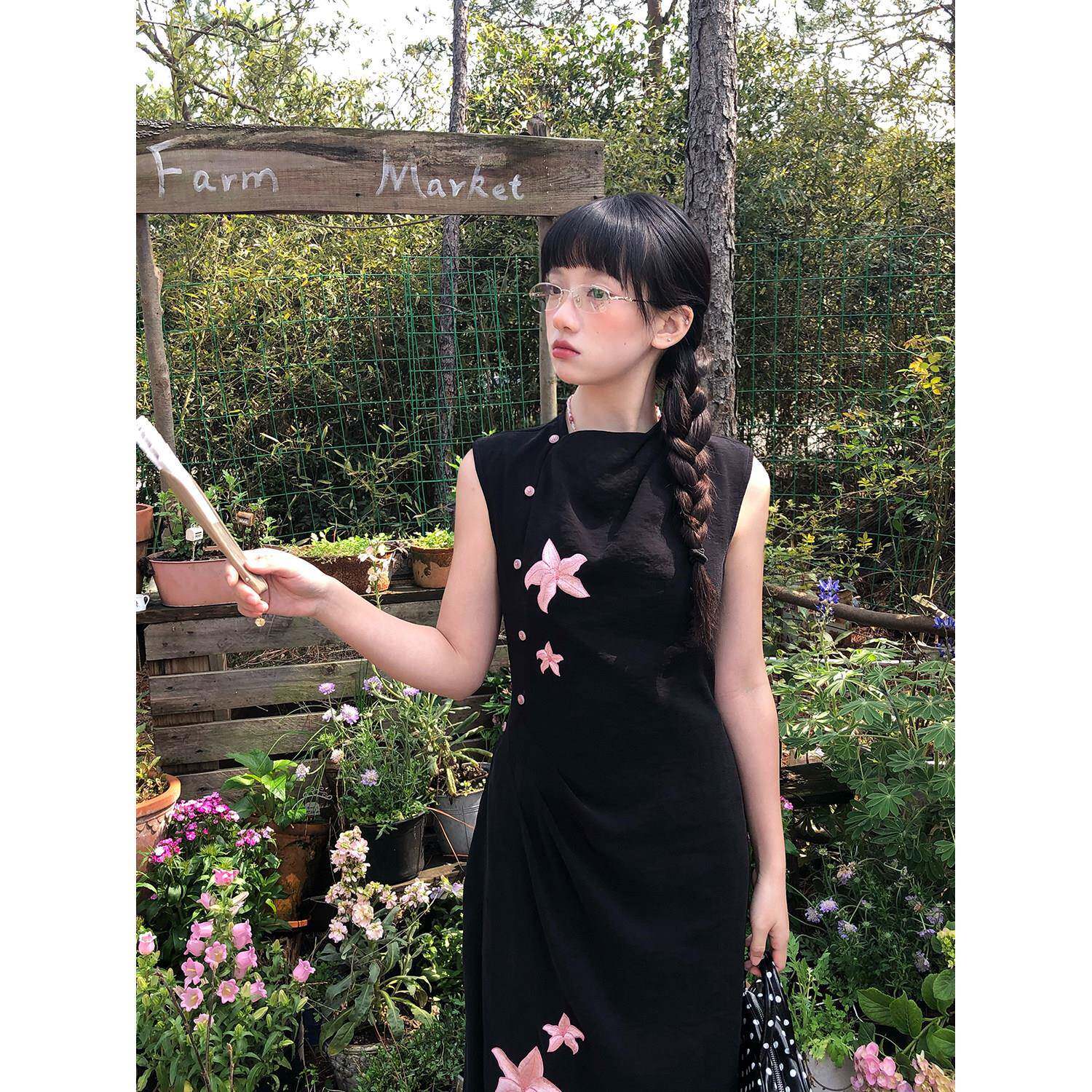 嘿山姥姥新中式百合刺绣旗袍洋装子女复古修身无袖改良版中长裙