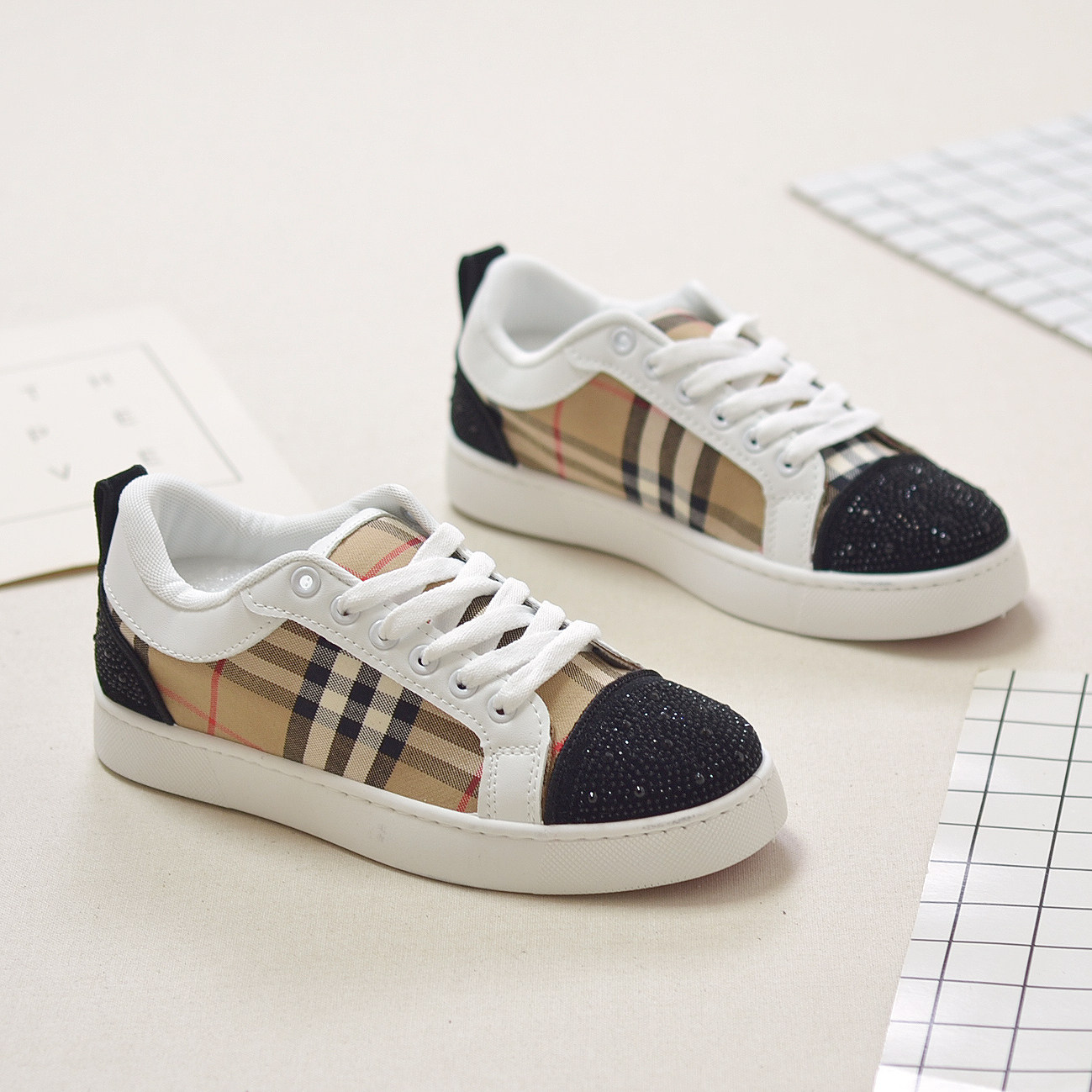 潮牌红底格子运动板鞋男女水钻透气百搭低帮潮鞋系带德训鞋休闲鞋,流行男鞋,休闲板鞋,淘宝优惠券,粉丝福利购,淘宝优惠卷