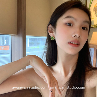 阿婉Wan清晨花朵耳钉小众设计感高级清新绿碎钻花花耳饰新款