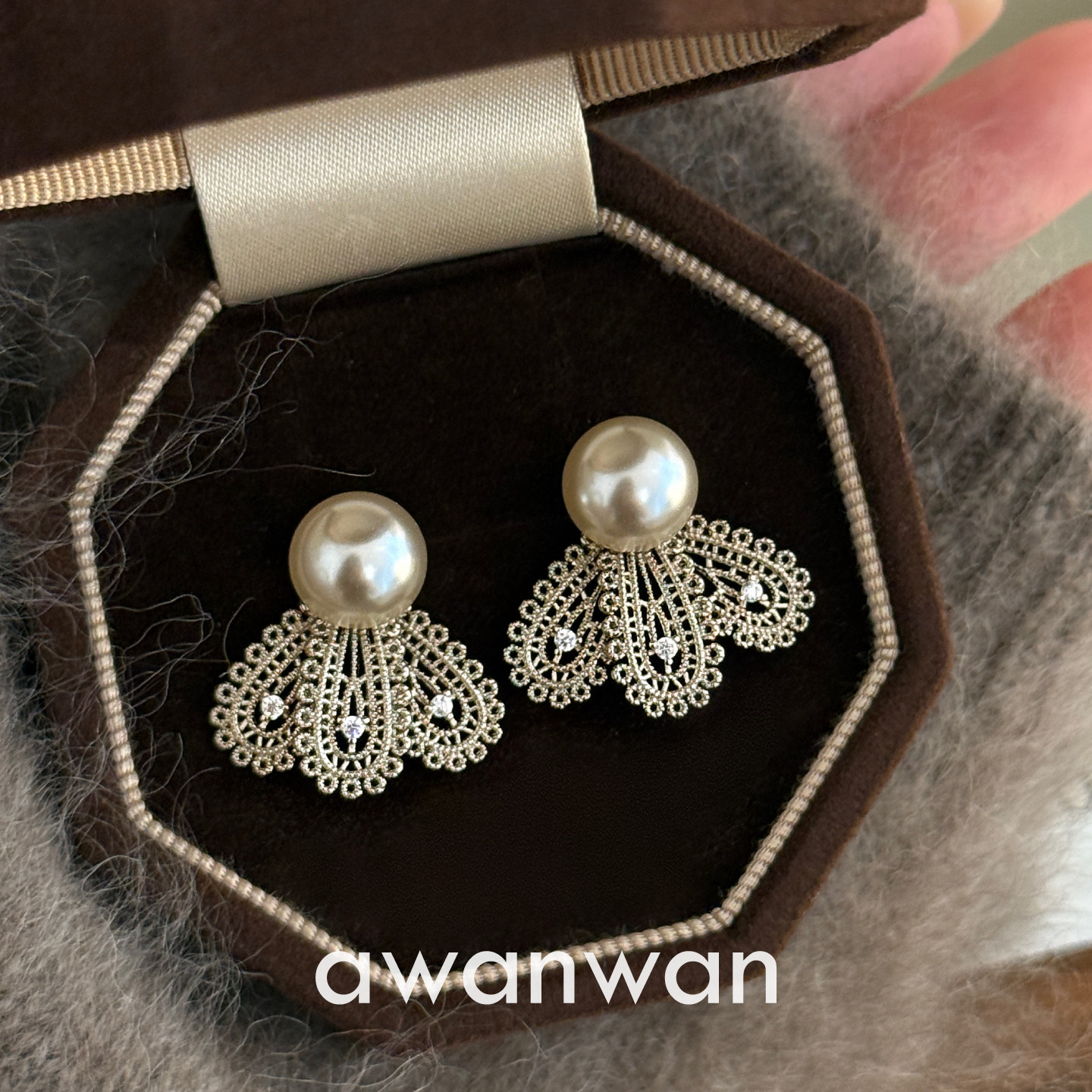 阿婉Wan 奶芙洛纱~秋冬新款蕾丝摩卡珍珠耳钉高级感时髦耳饰