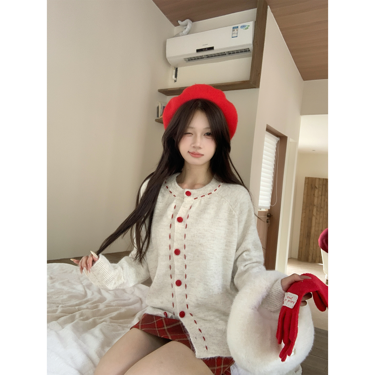 铅笔莓莓圆领红线边排扣开衫女