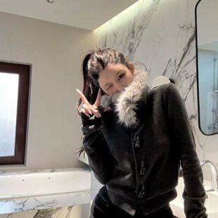 titi小姐姐英区冷空气针织开衫女秋冬内里加绒灰色牛角扣毛衣