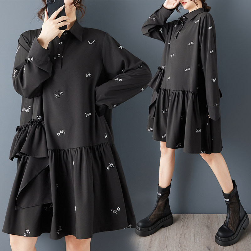 2026年春装新款宽松时尚暗黑风刺绣拼接褶皱荷叶边中长款连衣裙