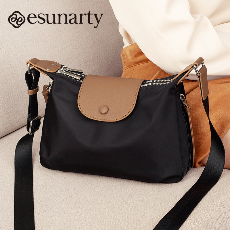 轻便斜挎包包女士2026新款大容量通勤包牛津布防水休闲多层妈妈包