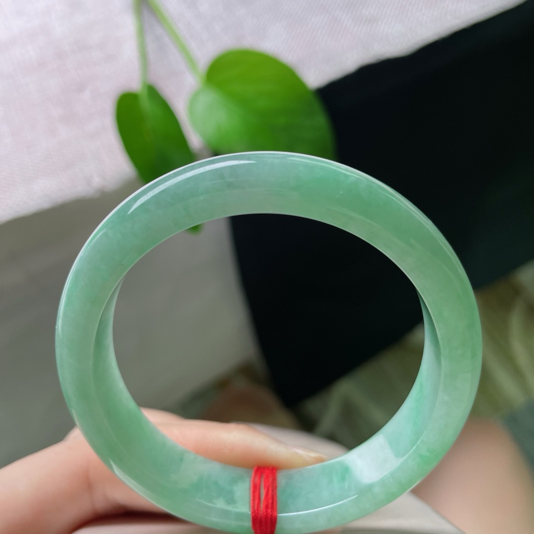 缅甸天然A货翡翠糯种飘绿正圈手镯54圈口