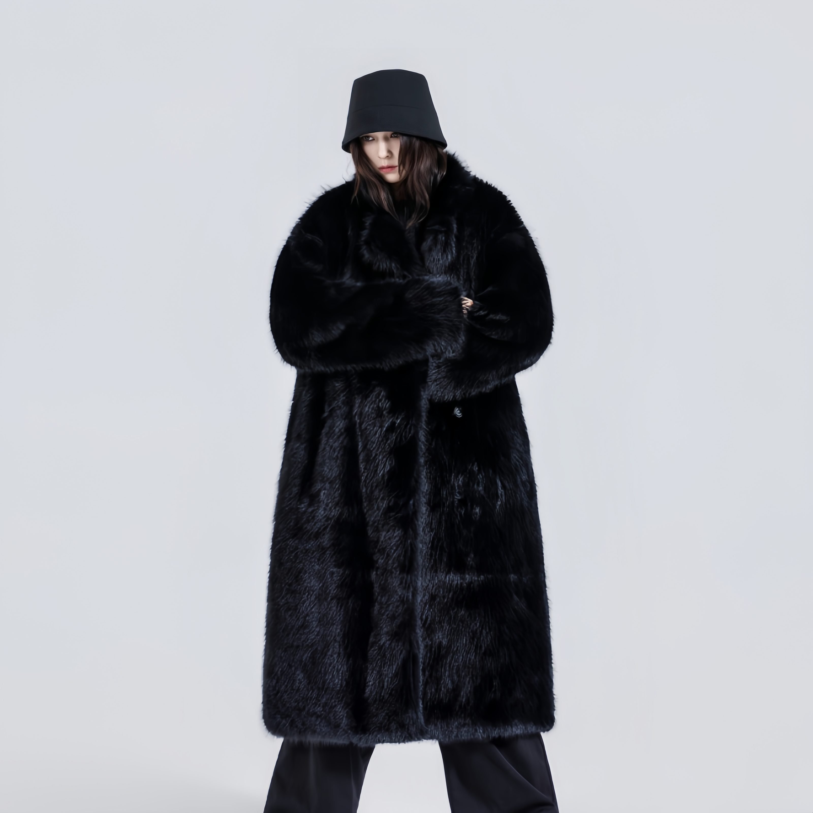 黑色翻领长款皮草大衣