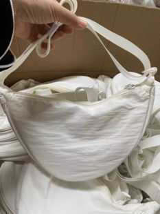 德国外贸百搭极简风纯色斜跨包运动轻便饺子包日系简约男女法棍包