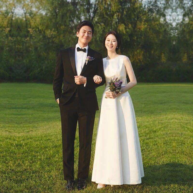 极简缎布婚纱新款2020旅拍出门轻纱文艺出门纱礼服连衣裙夏