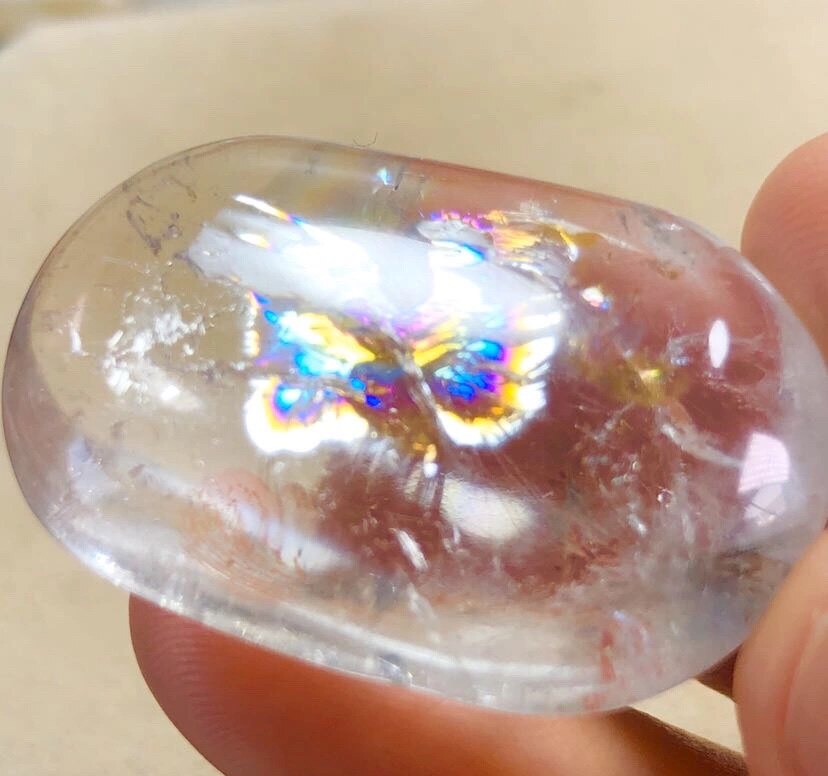 展开飞翔的蝴蝶天然黑银钛晶花共生彩虹水晶吊坠彩虹仙子