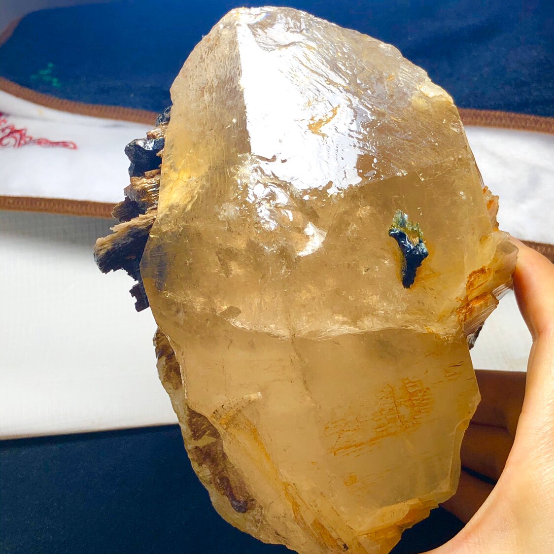 老矿天然巴西蓝碧玺和云母共生水晶原石摆件