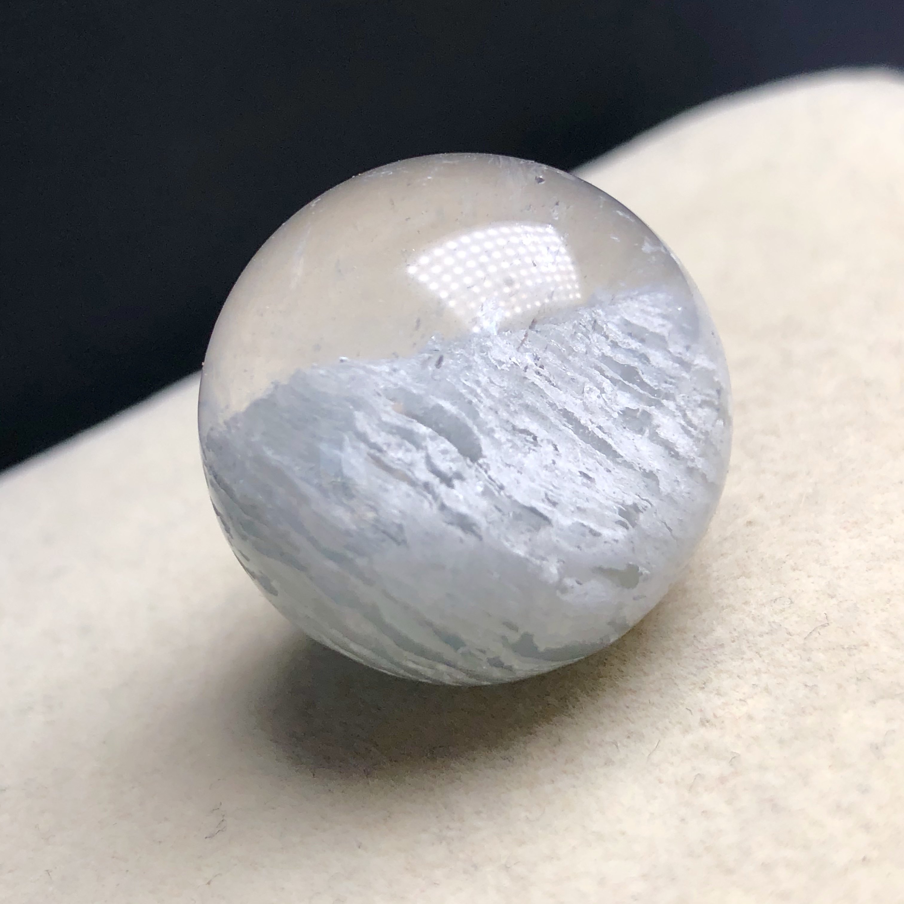 22.8毫米(没有任何优化注胶)老矿天然千层金字塔蓝兔毛单珠