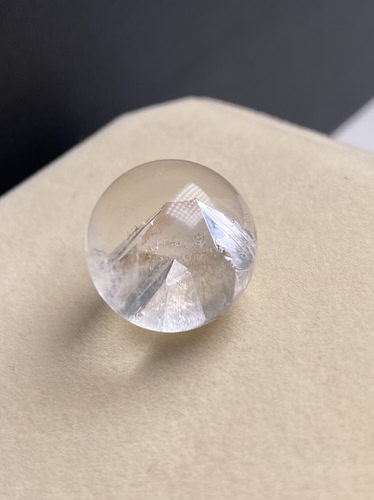 17mm无任何优化天然水晶包裹立体金字塔晶中晶单珠的定心石