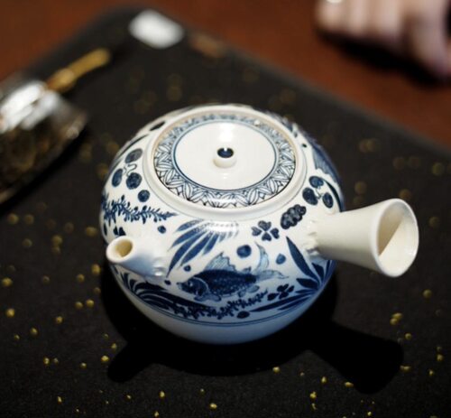 梵山堂经典苏打釉青花鱼藻纹侧把壶250ml