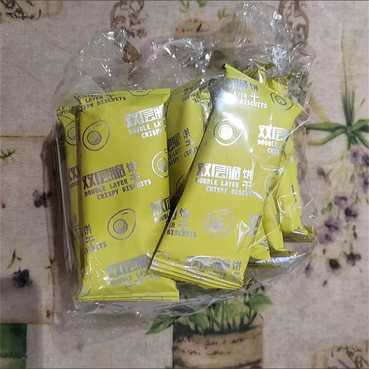 咸蛋黄肉松双层脆饼干榴莲夹心咸香薄脆饼干下午茶休闲解馋小零食
