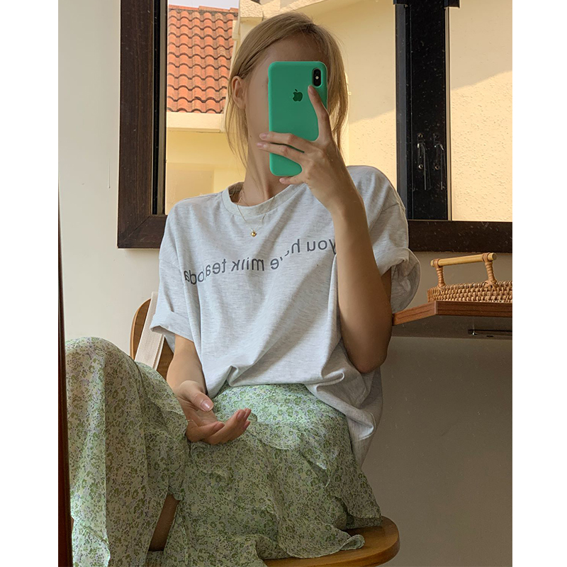 Do you have milk tea today? Han Xia has a letter printed T-shirt~