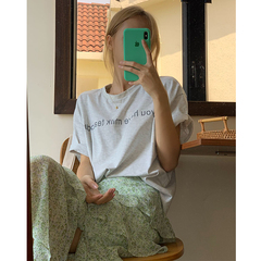 Do you have milk tea today? Han Xia has a letter printed T-shirt~