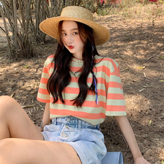 A loose striped multicolor T-shirt for Han Xia~
