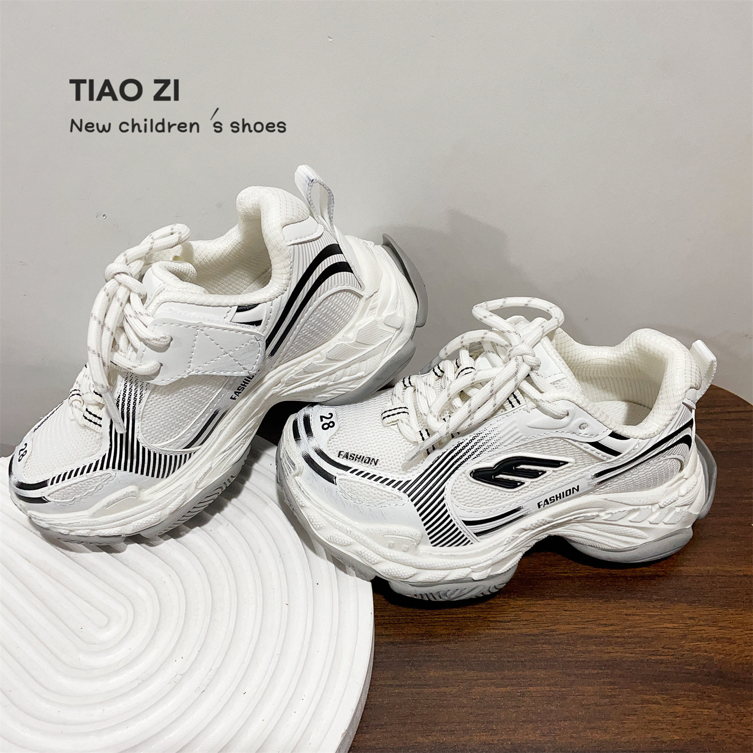 2026年春夏款时尚透气女童老爹鞋潮流厚底儿童运动鞋男童舒适跑鞋