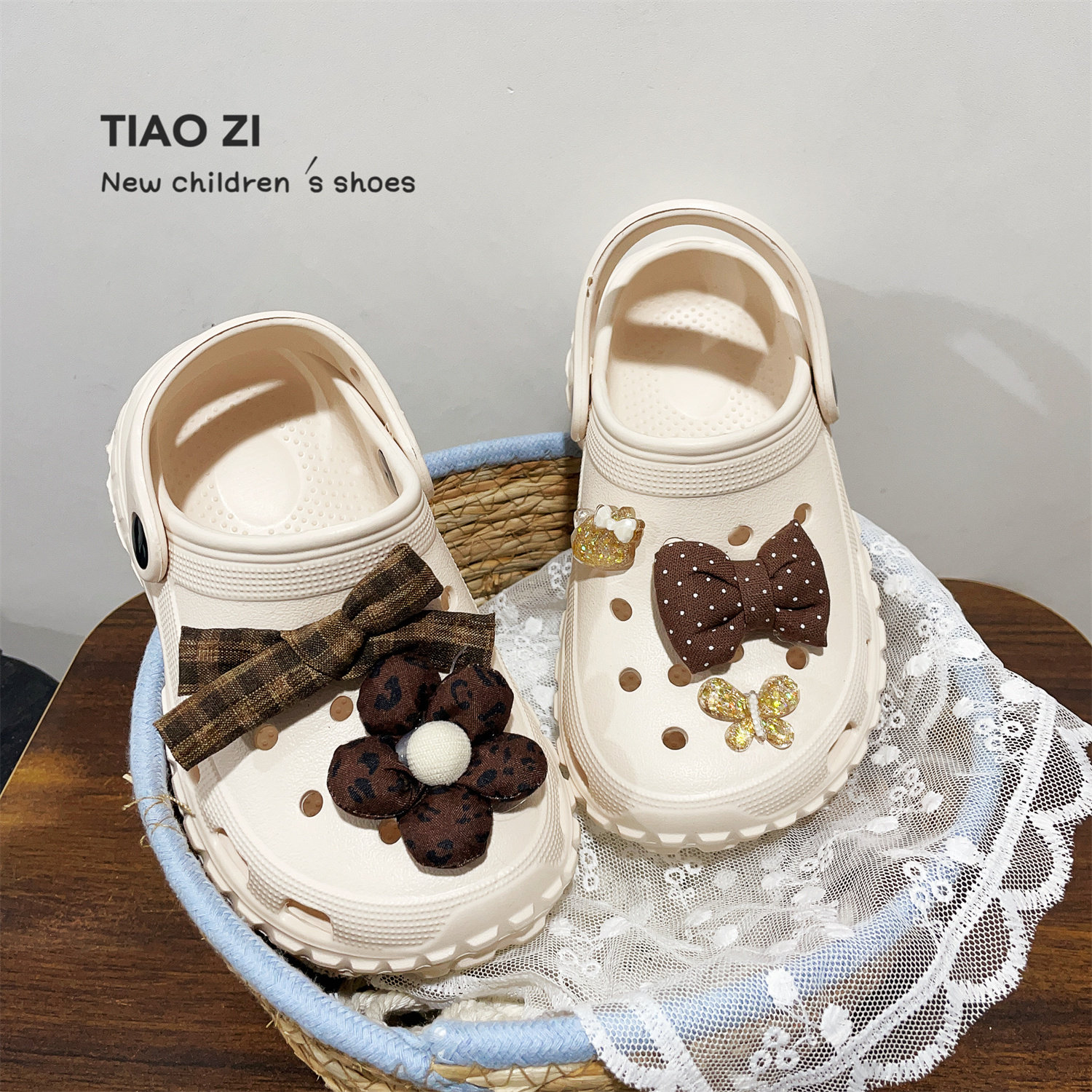 2026年夏季新款可爱花朵小女孩两穿凉拖鞋潮流蝴蝶结儿童洞洞鞋