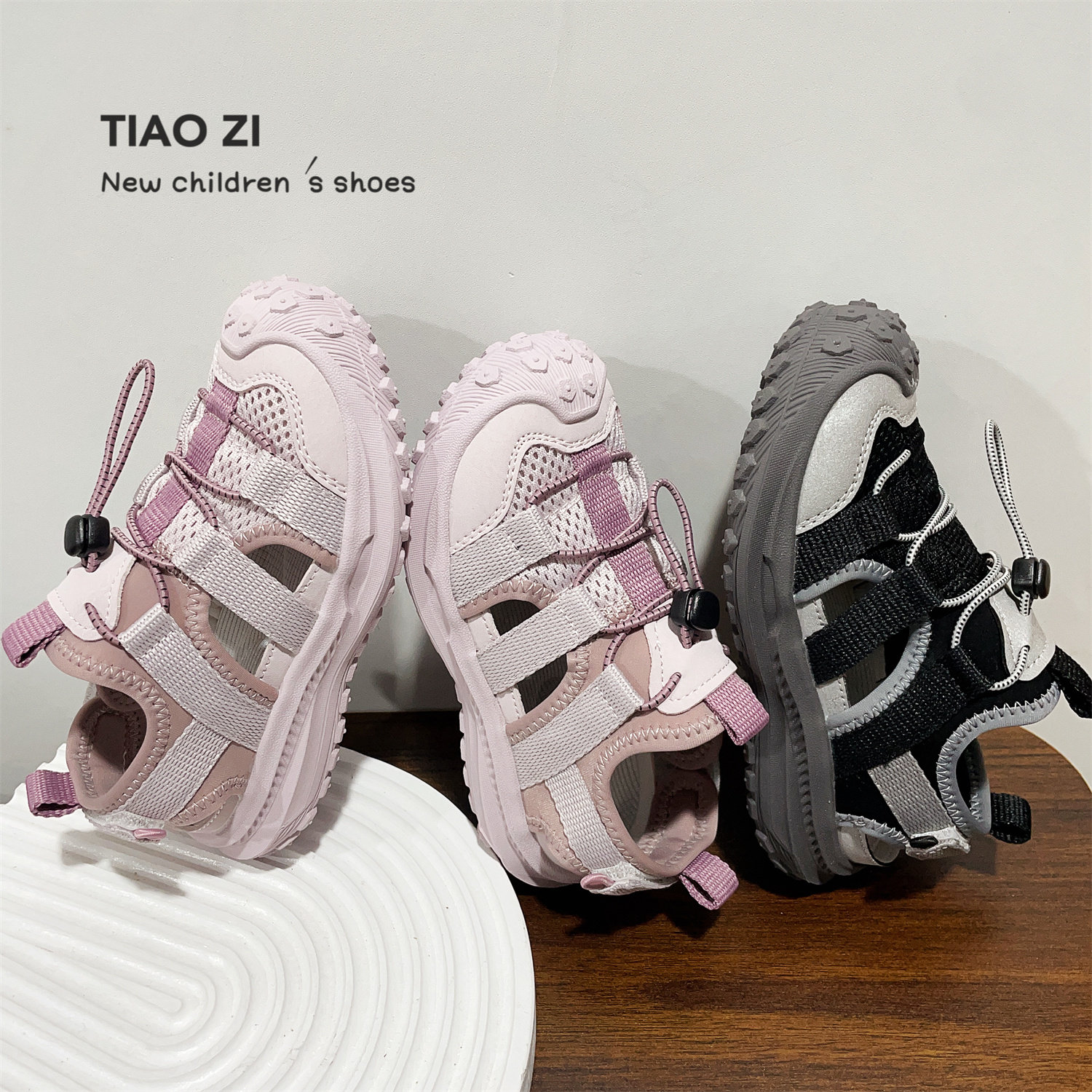 2026年夏款童鞋潮流镂空男童运动凉鞋软底透气女童舒适包头沙滩鞋