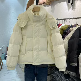 小个子女生冲！奶白色短款立领羽绒服，肩带设计显高，保暖还时髦