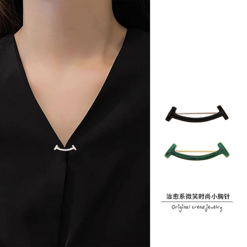 日韩女微笑防走光扣胸针固定衣服