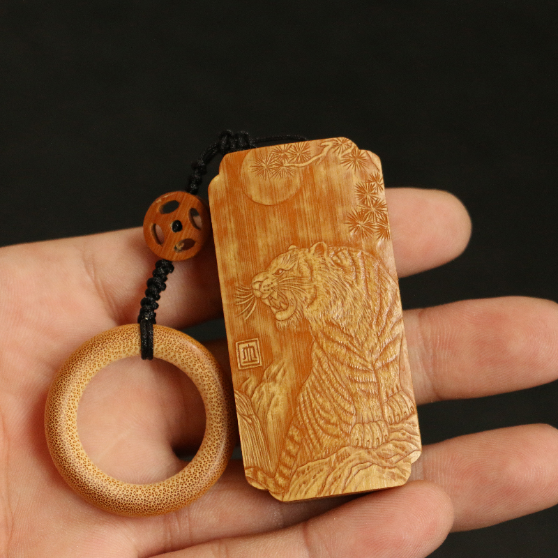 十几年玉竹老料东阳名家裘立刚纯手工精工雕刻“虎啸图”手牌把件