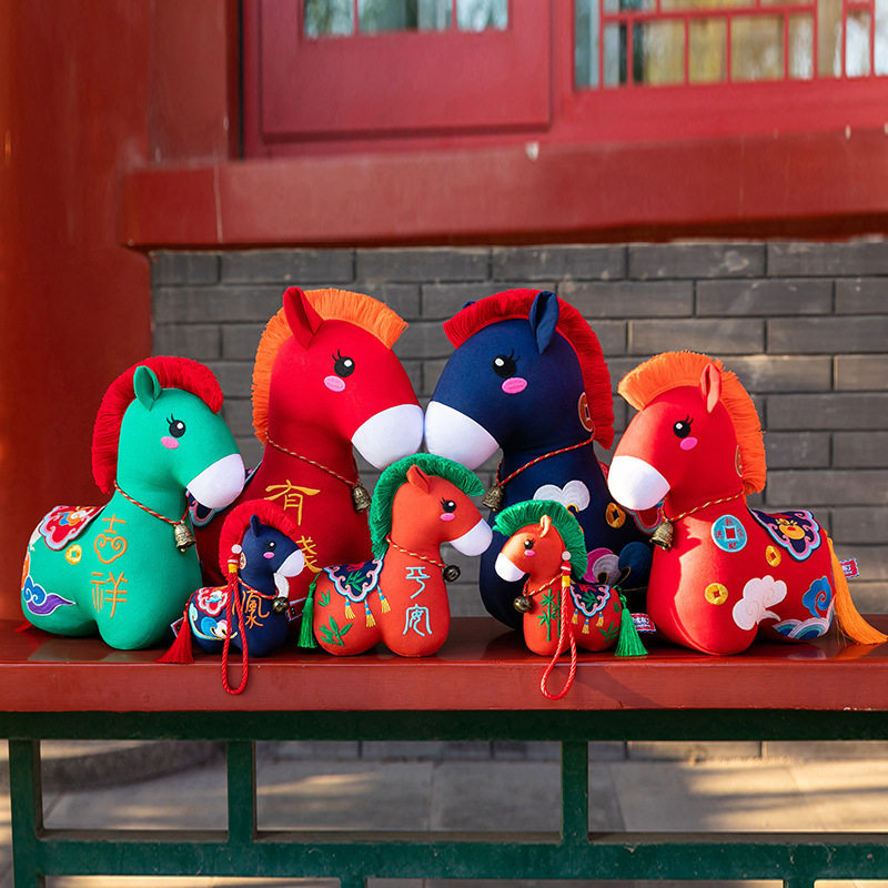 2026新马年吉祥物中国风花布小马公仔传统布艺马毛绒玩具年会礼品