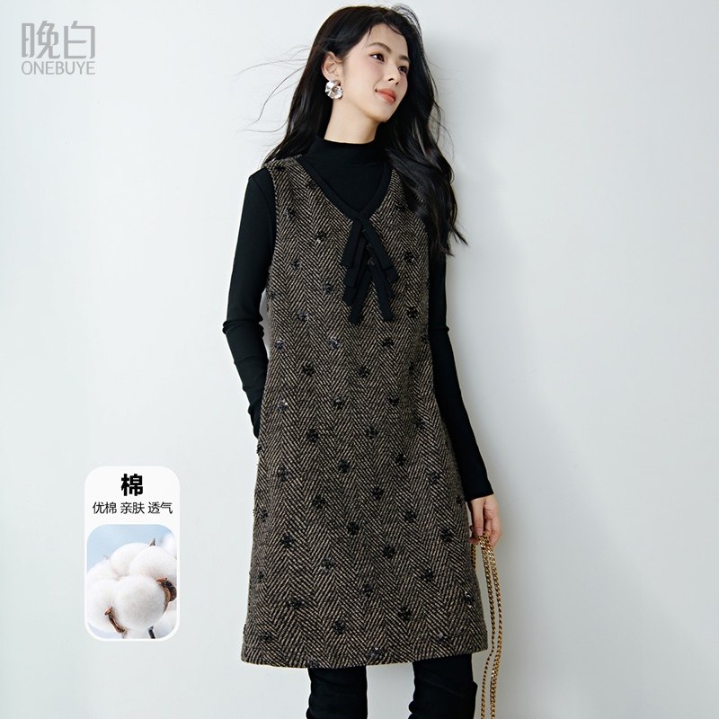 晚白2025年秋冬新款韩系复古V领裙子优雅小个子无袖背心连衣裙