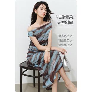 晚白晕染斜肩一字肩连衣裙女2026夏新款腰部侧边收褶设计显瘦长裙