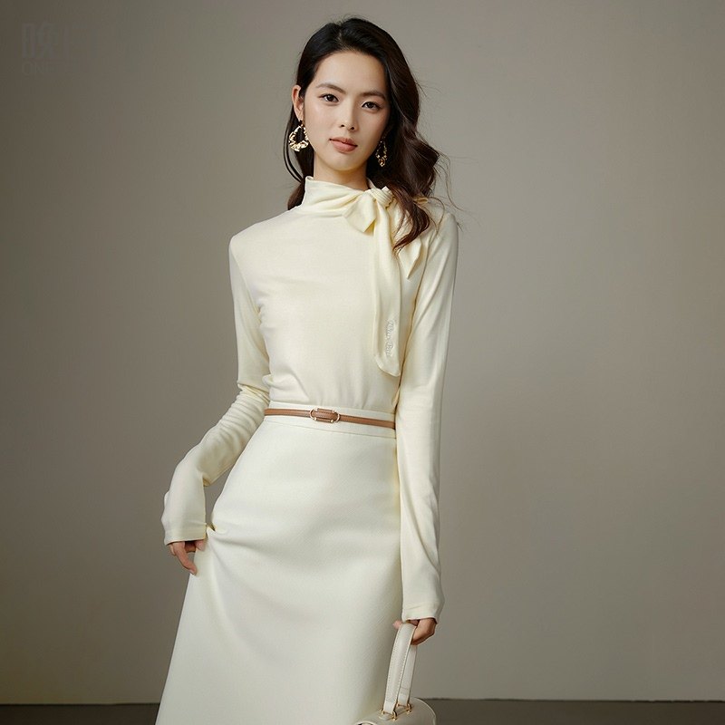 晚白2025年秋冬新款纯色气质上衣高领飘带设计修身舒适百搭T恤衫