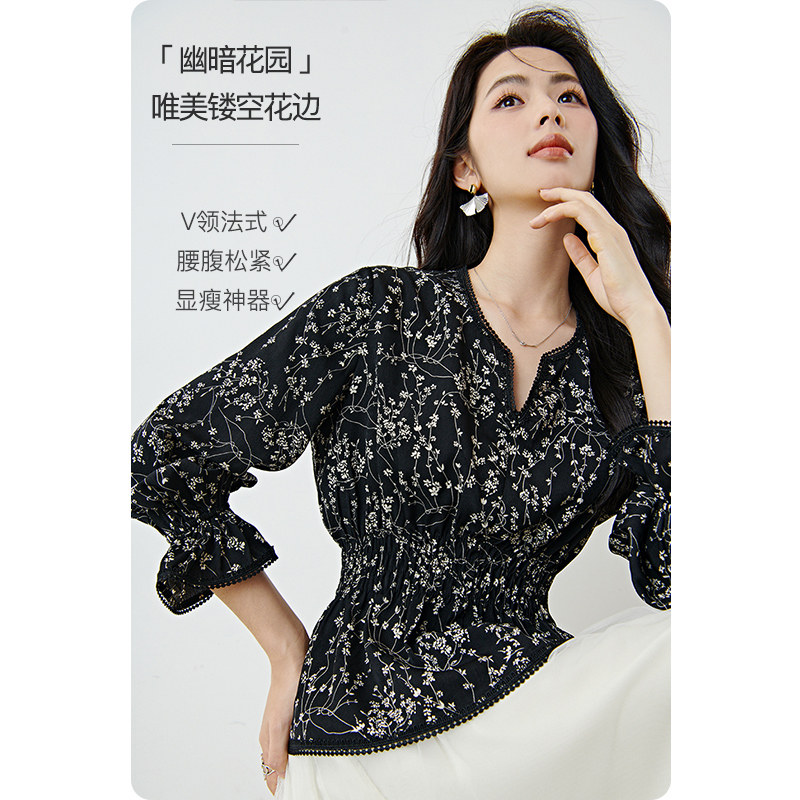 晚白2026年春新款盘花V领碎花上衣大码显瘦花边袖复古法式衬衫女