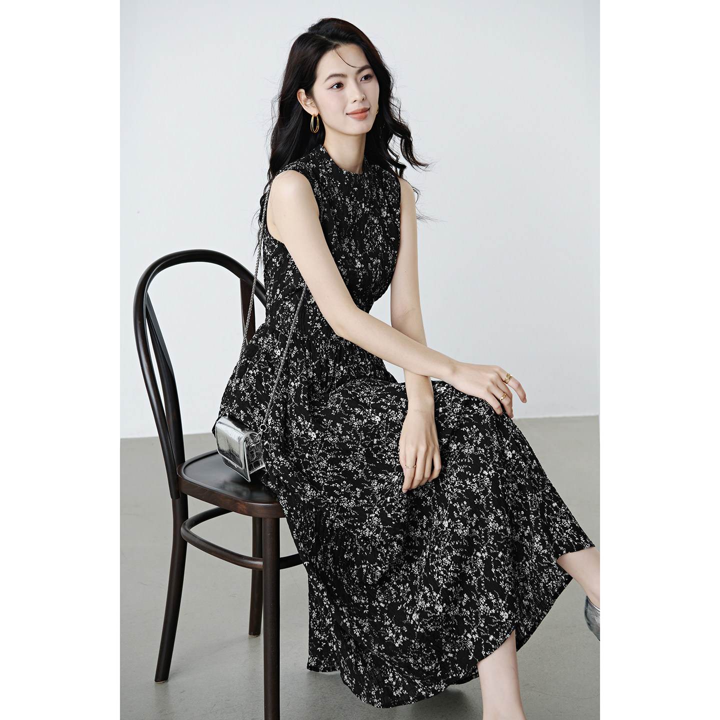 晚白2026年夏新款法式碎花茶歇裙肌理感海边度假出片无袖连衣裙