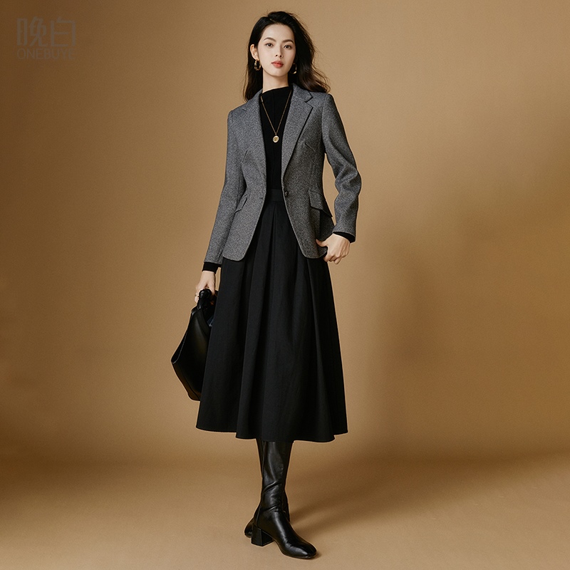 晚白纯色翻驳领西装毛呢外套