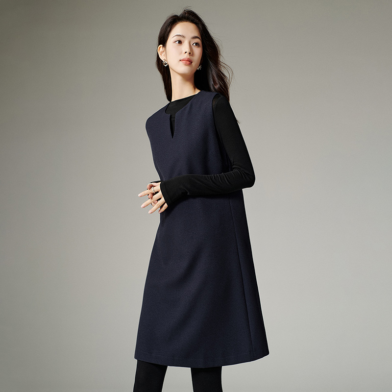 斜纹面料，有里衬，直筒版型，隐藏拉链设计