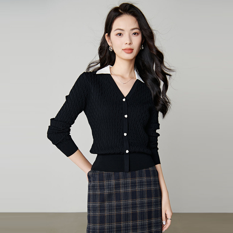 晚白翻领高弹条纹套头针织衫