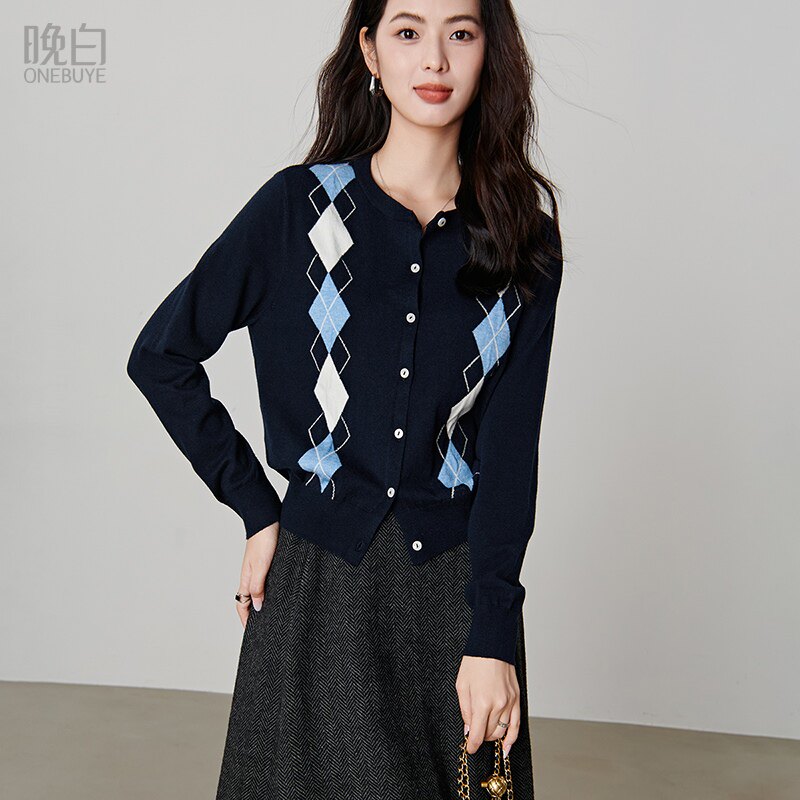 晚白2026年春新款圆领含羊毛上衣简洁大方时尚百搭短针织开衫女