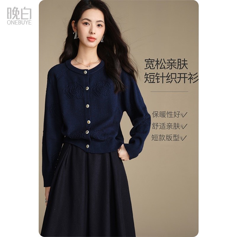 晚白2025年秋冬新款圆领玫瑰提花上衣百搭大码亲肤气质短针织开衫