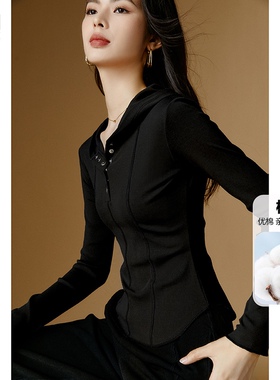 晚白2026年春新款时尚简约气质上衣收腰显瘦休闲纯色连帽针织衫